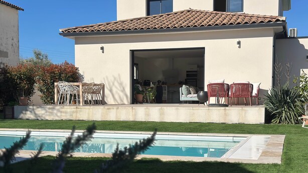 A modern house with a pool, outdoor seating, and a well-maintained lawn. - Casa Del Sol - Quiet with heated pool (Arles)
