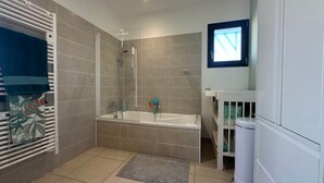 A bathroom with a shower, a bathtub, a toilet, and a sink. - Casa Del Sol - Quiet with heated pool (Arles)