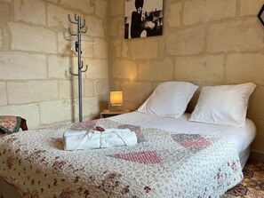 3 bedrooms, iron/ironing board, WiFi, bed sheets - Le clos la Major - view of the Arles Arena (Arles)