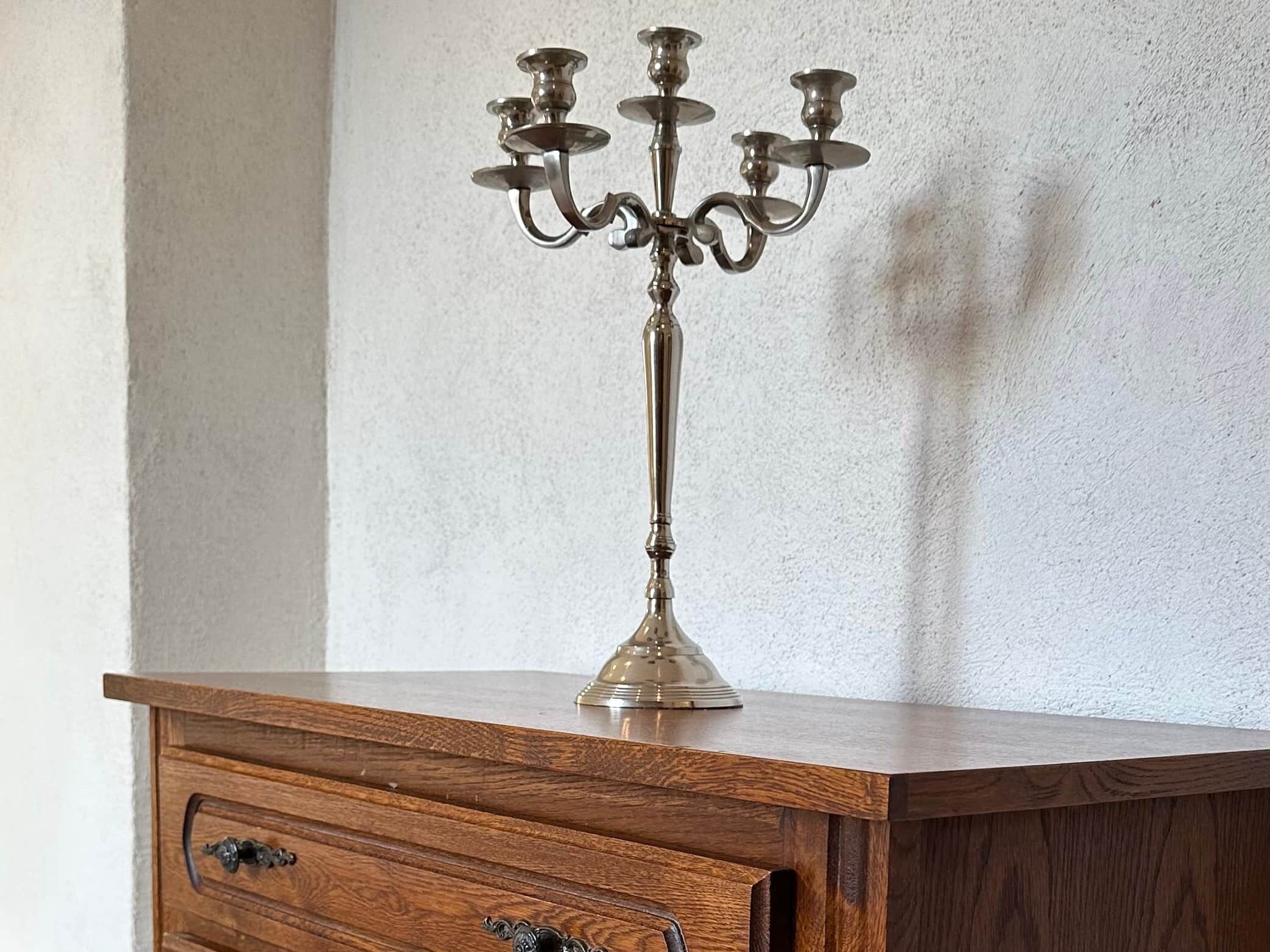 Un aparador de madera con un candelabro encima.
