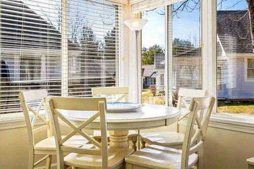 Summer Village Cottage: pool, hot tub, pickleball, game room & seacoast trolley