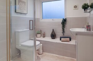 Apartment, Patio | Bathroom - Prime Location 3BR with Garden (Cardiff)