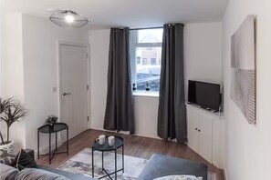 Apartment, Patio | Living area - Prime Location 3BR with Garden (Cardiff)