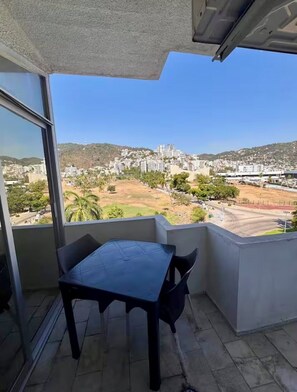 Outdoor dining - Costera Acapulco, Zona Dorada, Spacious Apartment 300 mts from the sea (Acapulco de Juárez)