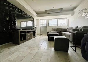Smart TV - Costera Acapulco, Zona Dorada, Spacious Apartment 300 mts from the sea (Acapulco de Juárez)