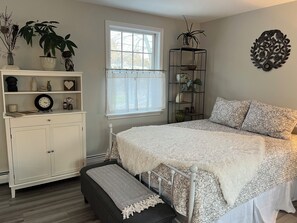 1 bedroom, WiFi, bed sheets - Cozy 1-bdrm studio in beautiful Biddeford- Biddeford Pool. 
Minutes to beaches. (Biddeford)