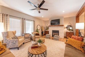 Living area - Mountain Views - Hot Tub -3-bedroom townhome in Winter Park (Winter Park)