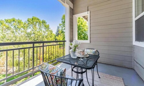 Cozy Contemporary 1-bedroom condo in Palo Alto area, very nice & relaxing place