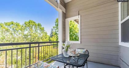 Cozy Contemporary 1-bedroom condo in Palo Alto area, very nice & relaxing place