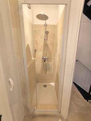 Dusche, Haartrockner, Handtücher