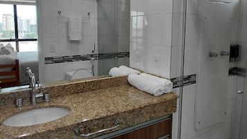 Quarto casal luxo, cozinha, vista para o rio | Cortinas blackout, ferros/tábuas de passar roupa, Wi-Fi de cortesia
