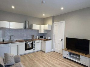 Private kitchen - Cosy 1 Bedroom Flat in Alexandria (West Dunbartonshire Council)
