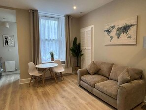 TV - Cosy 1 Bedroom Flat in Alexandria (West Dunbartonshire Council)