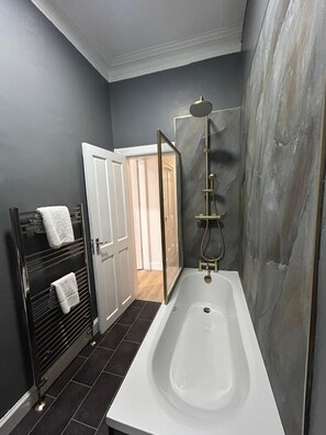 Shower - Cosy 1 Bedroom Flat in Alexandria (West Dunbartonshire Council)