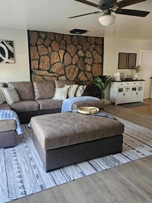 Living area - Enjoyable 4-bedroom house located in Page, AZ, (Page)