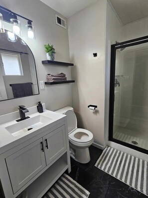 Shower, hair dryer, towels, soap - Enjoyable 4-bedroom house located in Page, AZ, (Page)
