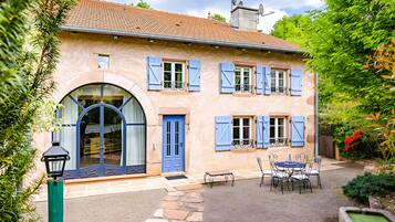 Villa Luxury, vista giardino, sul cortile | Vista cortile