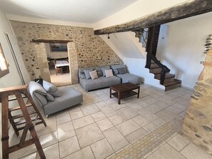 TV, DVD player - Lou Parpaioun (Oraison)