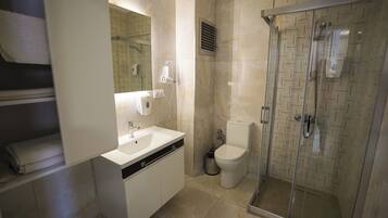 Shower, hair dryer, bidet, towels