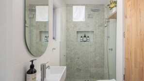 Douche, sèche-cheveux, serviettes fournies