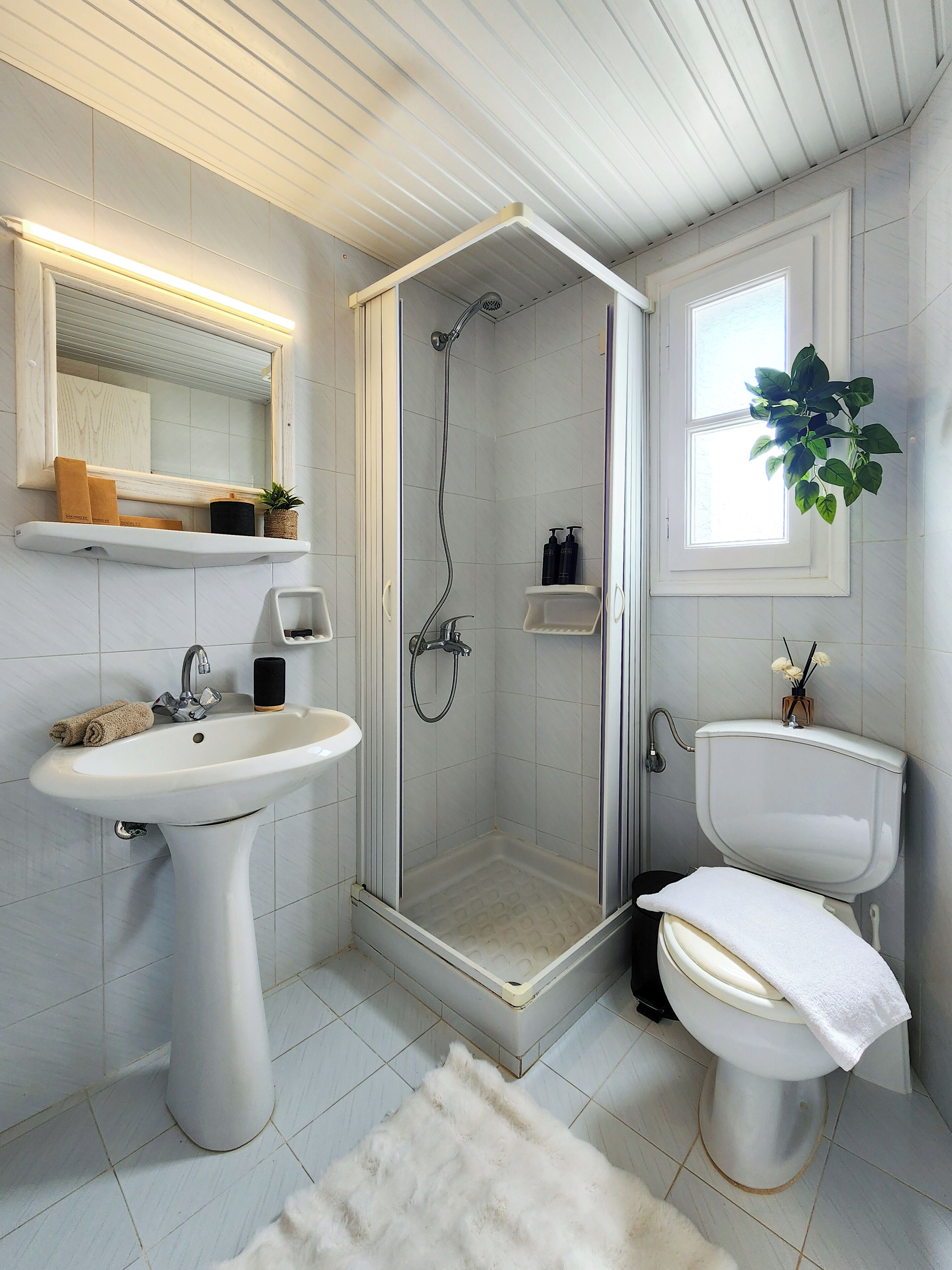 Dusj, håndklær, såpe og sjampo