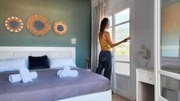 Quarto casal luxo | Cofres nos quartos, cortinas blackout, Wi-Fi de cortesia