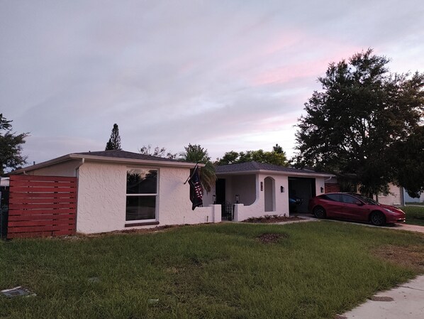 Exterior - Wonderful 1-bedroom Guest Apartment in mid-centurymodern house in Port Richey (Port Richey)