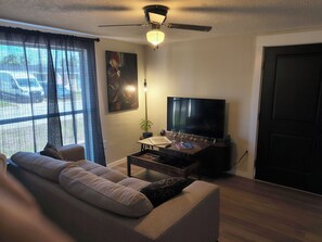Living area - Wonderful 1-bedroom Guest Apartment in mid-centurymodern house in Port Richey (Port Richey)