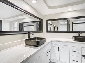 Bathroom - Wonderful 1-bedroom Guest Apartment in mid-centurymodern house in Port Richey (Port Richey)