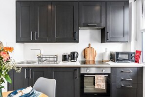 Fridge, microwave, oven, stovetop - Central Brighton Cosy Long Stay Steps from Beach (Brighton and Hove)