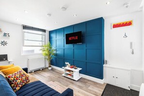 TV, books - Central Brighton Cosy Long Stay Steps from Beach (Brighton and Hove)