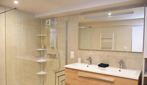 Shower, hair dryer, towels, soap - Maison au calme 14km du puy du fou - 6chambres - 3SDB - extérieur - Linge inclus (Saint-Paul-en-Pareds)