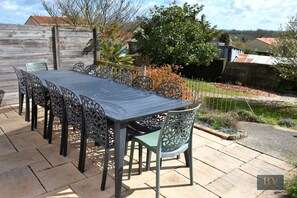 Outdoor dining - Vrbo Property (Saint-Paul-en-Pareds)