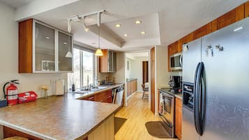 Fridge, microwave, stovetop, dishwasher
