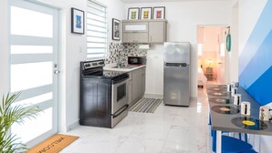 Een moderne keuken met een fornuis, oven, magnetron en koelkast.