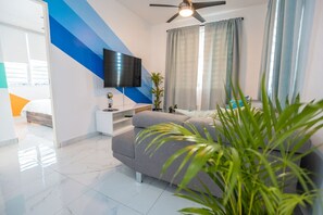 Tabla de planchar con plancha, wifi y ropa de cama 