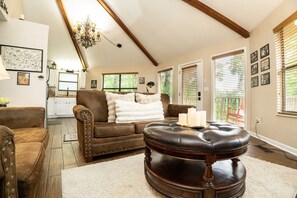 Smart TV, fireplace, books - Bootleggers Villa | Hot Tub • Mtn Views • Pet (Gatlinburg)