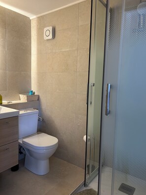 Haartrockner, Handtücher, Seife, Toilettenpapier