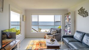 Smart TV, ping pong - Surfers Lookout - Classic Beach Bungalow (Mollymook Beach)
