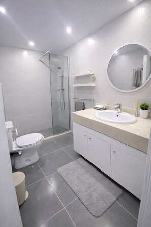 Shower, perlengkapan mandi gratis, pengering rambut, dan handuk