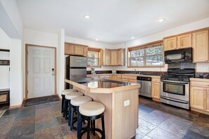 Fridge, microwave, oven, stovetop - Beautiful Alma Home: MTN Views: Close to Breck! (Fairplay)