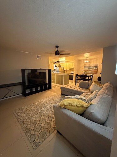 Modern 2BR/2BA Orlando Condo/10 minutes to Universal/30 minutes Disney