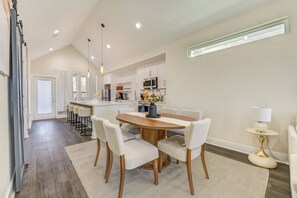 Dining - Stylish 3BR Near Downtown Perfect for Business Stays (Houston)