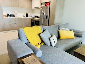 Living area - River Walks and CIty Views ! (Hamilton)