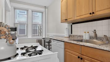 Coffee/tea maker, fridge, microwave, oven