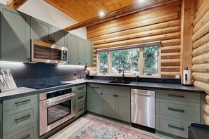 Private kitchen - Forest cabin with large deck in private setting - close to beaches and town (Gualala)