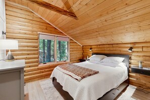 Room - Forest cabin with large deck in private setting - close to beaches and town (Gualala)