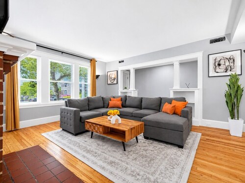 Allston 5BR | Sleeps 12 + Dedicated Parking