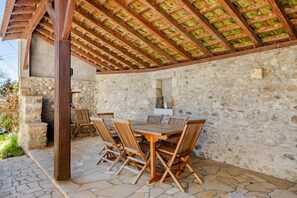 Outdoor dining - Beautiful Villa with Pool + Garden near Biarritz (Auterrive)