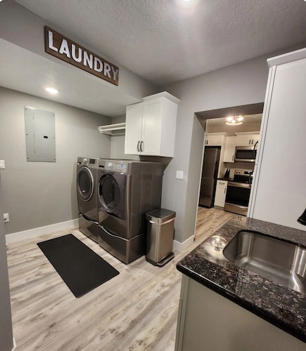 Relaxing Cozy White House Near Northtown Mall